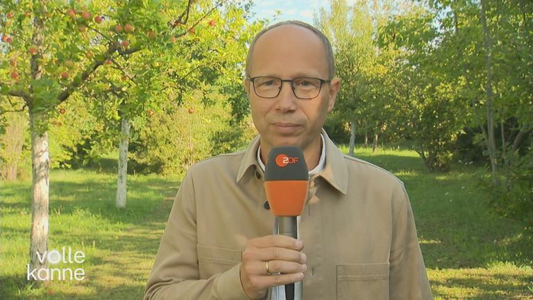 Mark Hugo frontal vor Apfelbäumen