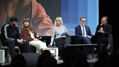 Vincent-G, Ricarda Lang, Victoria Reichelt, Philipp Amthor und Wulf Schmiese beim Talk auf der Stage 2 auf der Digitalmesse re:publica 2026 in der Station Berlin
