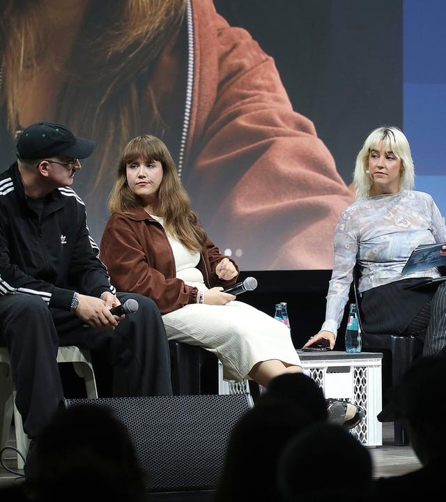 Vincent-G, Ricarda Lang, Victoria Reichelt, Philipp Amthor und Wulf Schmiese (v.l.) beim Talk auf Stage 2 auf der re:publica 2026 in Berlin.