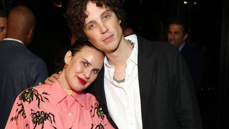 Tochter von Bruce Willis, Tallulah Willis, mit ihrem Ehemann Justin Acee. 