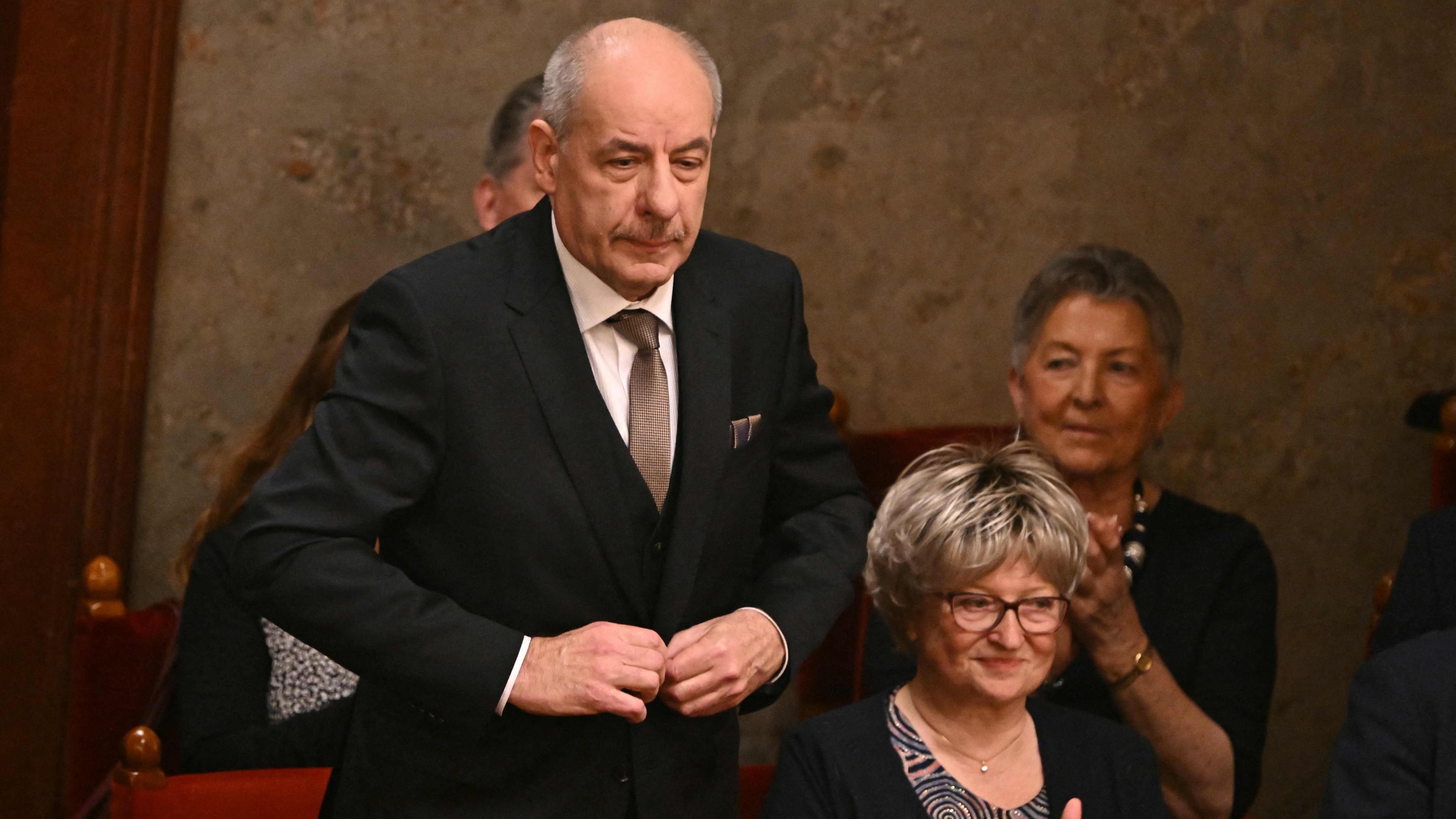 Der neue ungarische Präsident Tamas Sulyok bekommt Applaus von Abgeordneten im Parlament Ungarns.