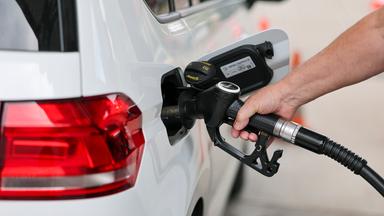  Ein Mann betankt einen VW Touran mit Diesel an einer Tankstelle in Eisleben.