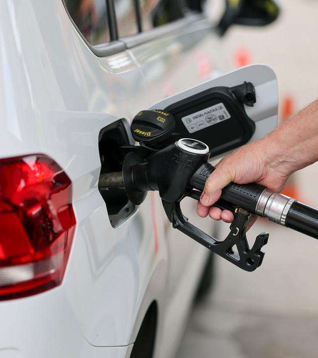  Ein Mann betankt einen VW Touran mit Diesel an einer Tankstelle in Eisleben.