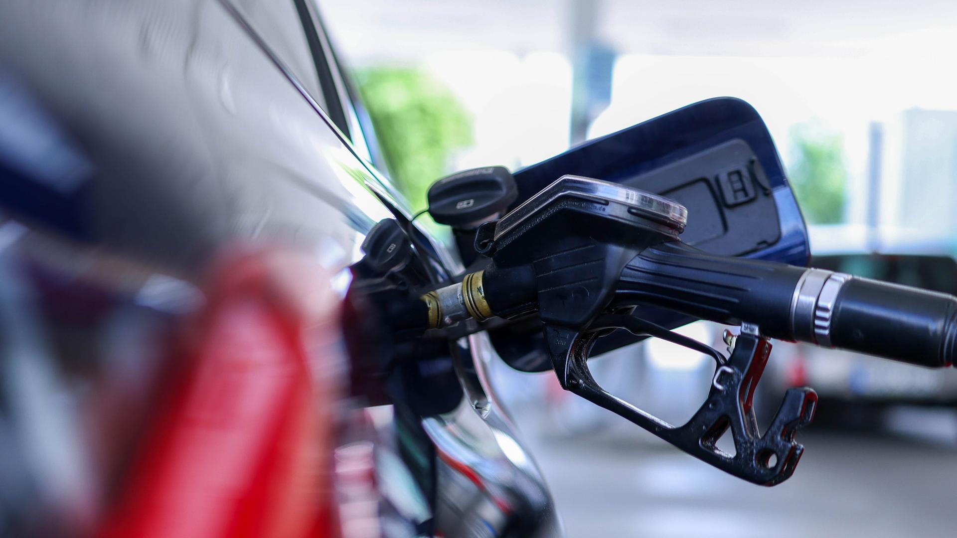 Ein Auto wird  betankt. (Symbolbild)