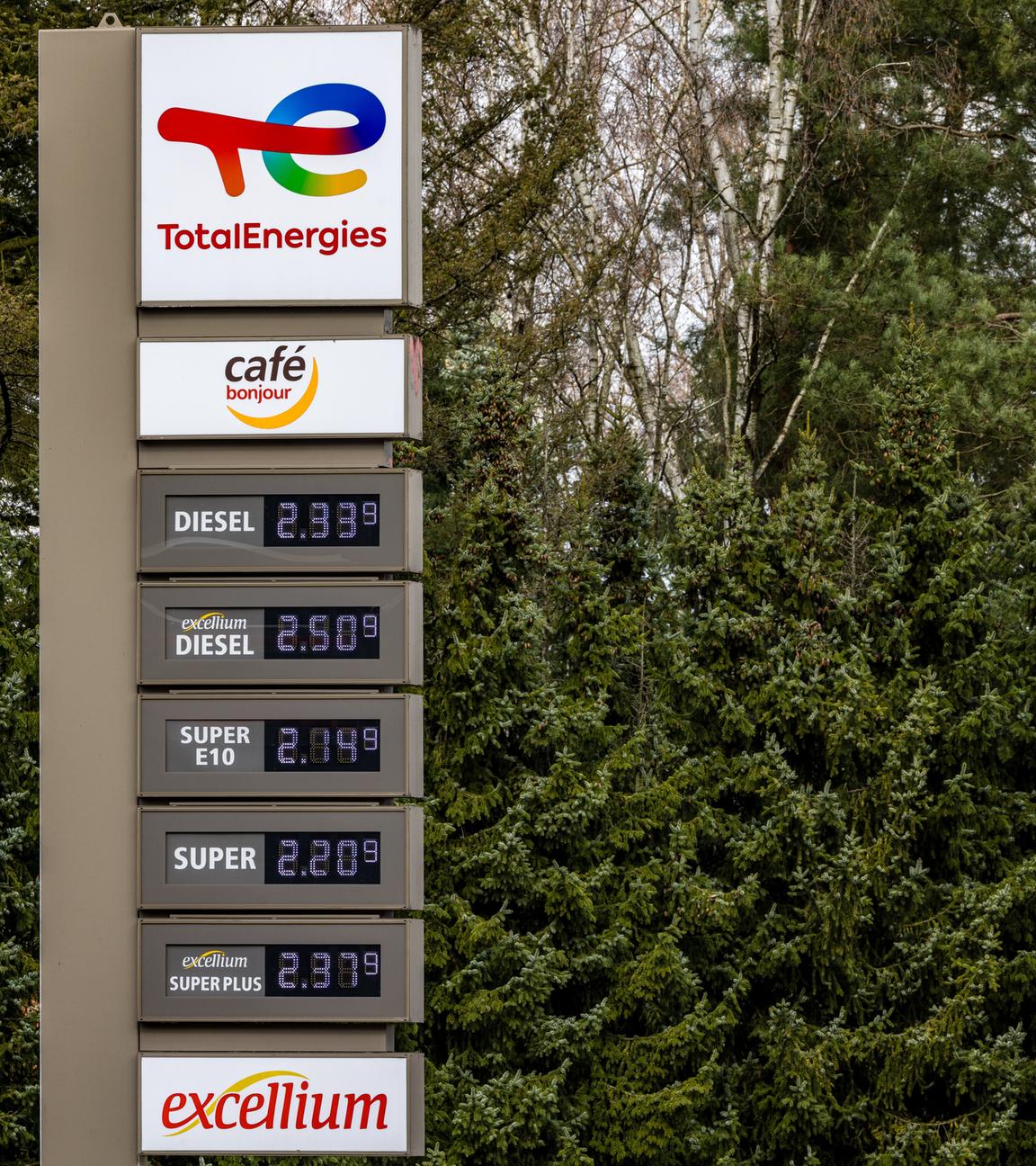 Seit heute dürfen Tankstellen nur einmal täglich um 12 Uhr die Preise erhöhen. Preissenkungen sind jederzeit erlaubt. 