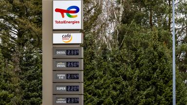 Seit heute dürfen Tankstellen nur einmal täglich um 12 Uhr die Preise erhöhen. Preissenkungen sind jederzeit erlaubt. 