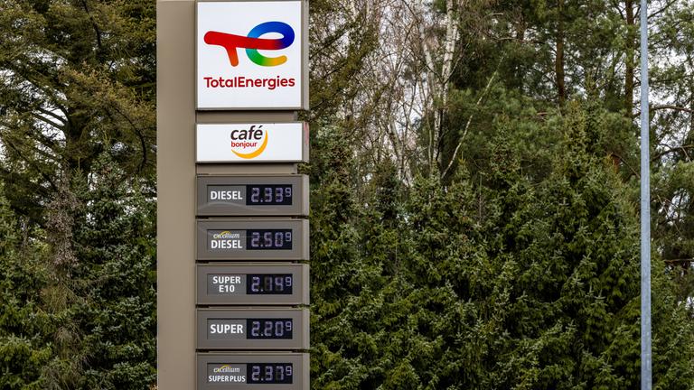 Seit heute dürfen Tankstellen nur einmal täglich um 12 Uhr die Preise erhöhen. Preissenkungen sind jederzeit erlaubt. 