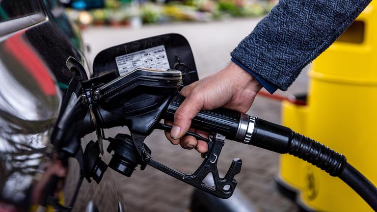 Ein Tankrüssel steckt im Tankstutzen eines Kraftfahrzeuges