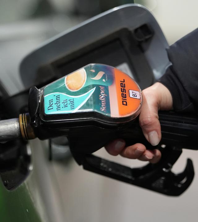Eine Frau tankt ihr Fahrzeug an einer Tankstelle (Archivfoto)