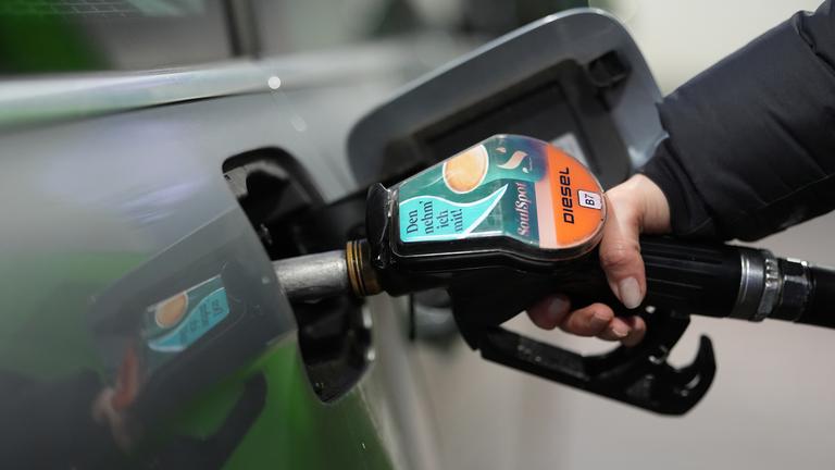 Eine Frau tankt ihr Fahrzeug an einer Tankstelle (Archivfoto)