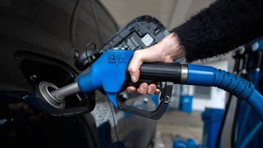 Eine Frau tankt ihr Fahrzeug an einer Tankstelle (Archivfoto)