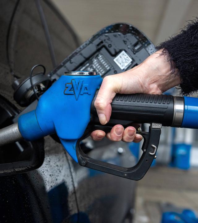 Eine Frau tankt ihr Fahrzeug an einer Tankstelle (Archivfoto)
