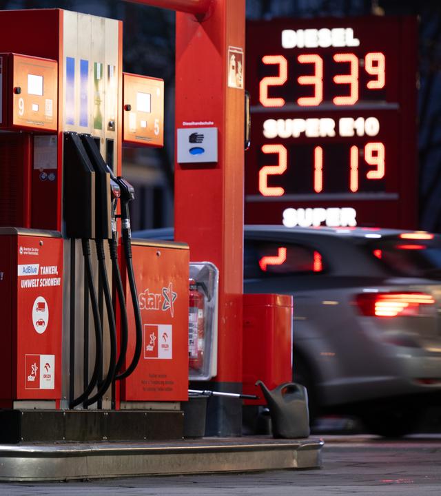 Eine Preistafel zeigt an einer Tankstelle die Benzin- und Dieselpreise an. 