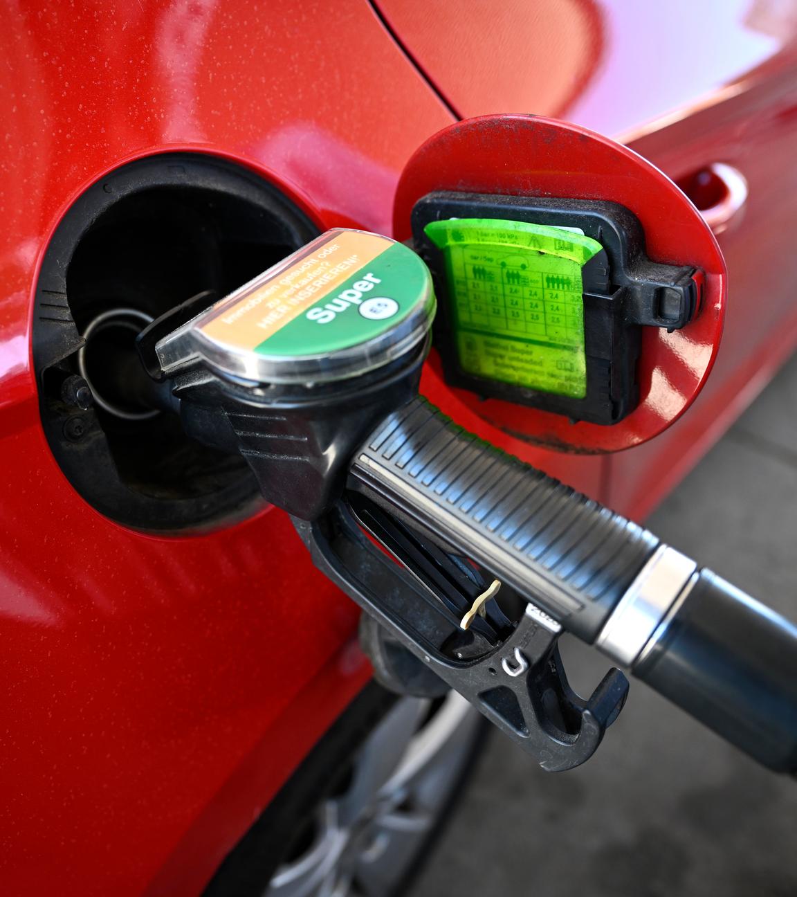 Eine Nahaufnahme eines Fahrzeugs. Es wird getankt.