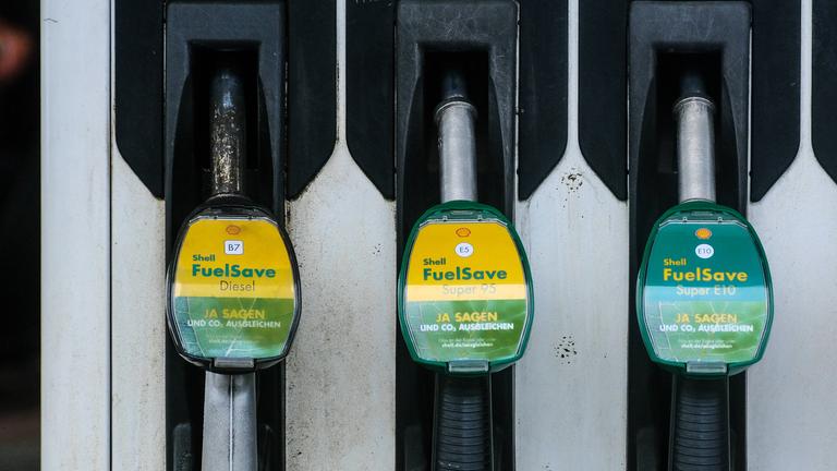 Zapfsäulen einer Tankstelle in Düsseldorf (Nordrhein-Westfalen), aufgenommen am 18.04.2023