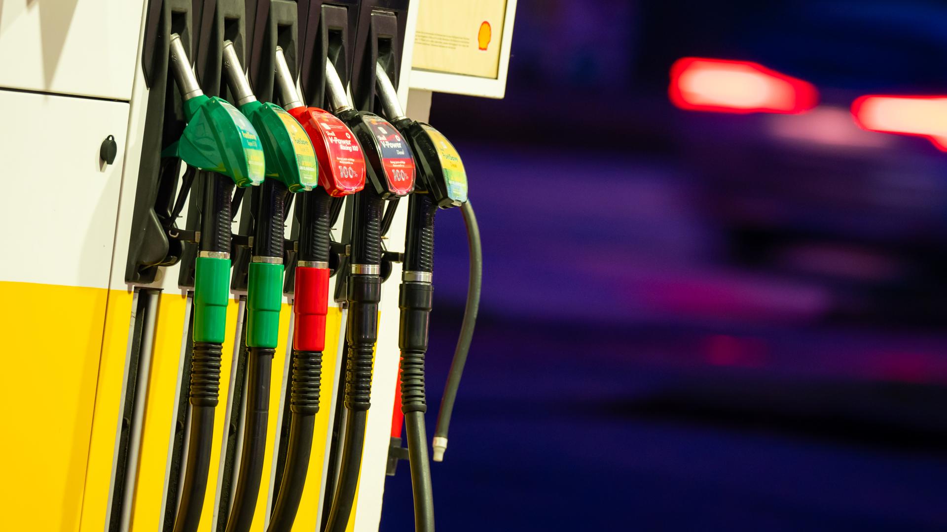 Zapfsäule an einer Tankstelle bei Nacht.