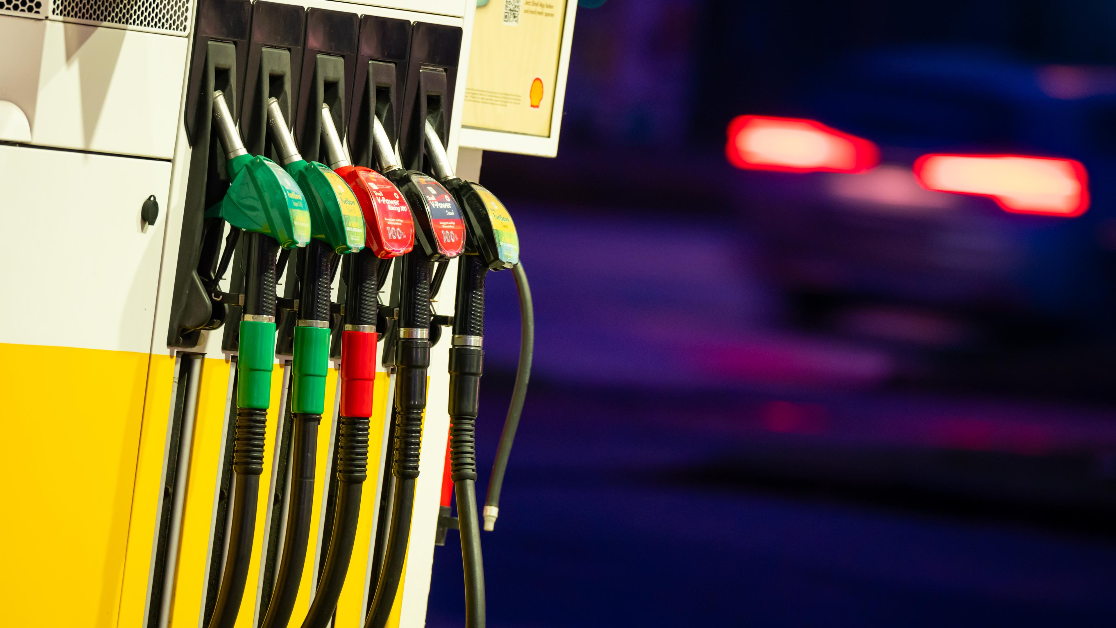 Zapfsäule an einer Tankstelle bei Nacht.