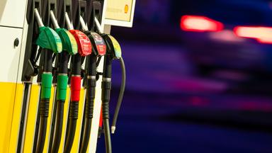 Zapfsäule an einer Tankstelle bei Nacht.