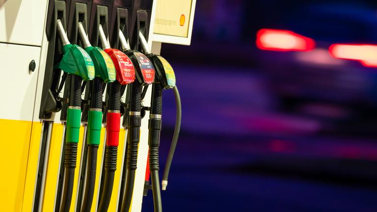 Zapfsäule an einer Tankstelle bei Nacht.