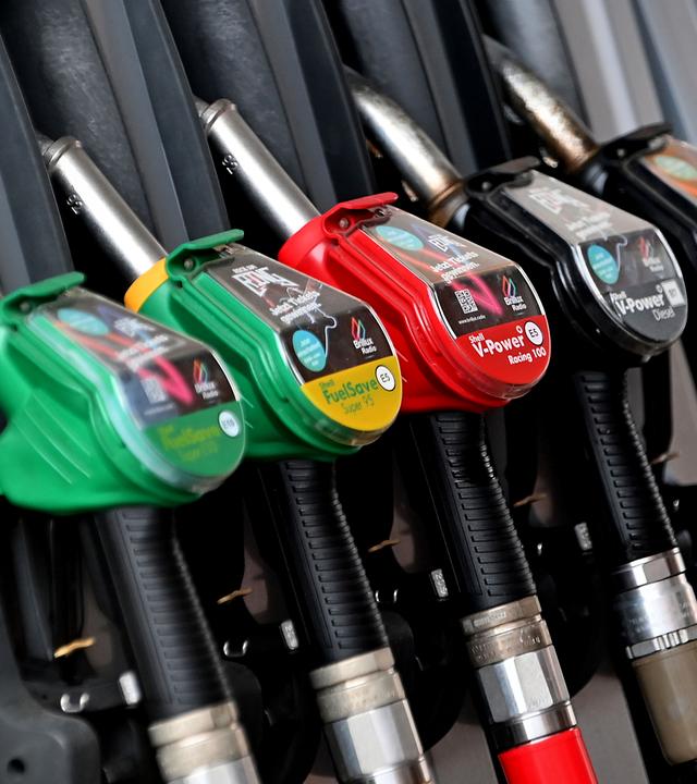 Zapfpistolen an einer Tankstelle