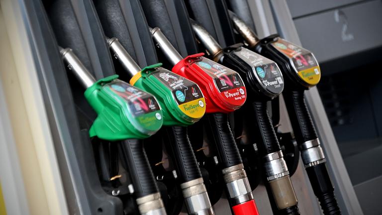 Zapfpistolen an einer Tankstelle