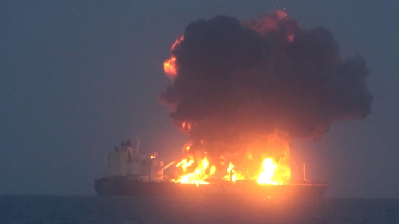 Flammen und Rauch steigen vom Tanker "Sounion" empor, nachdem er im Roten Meer beschossen wurde.