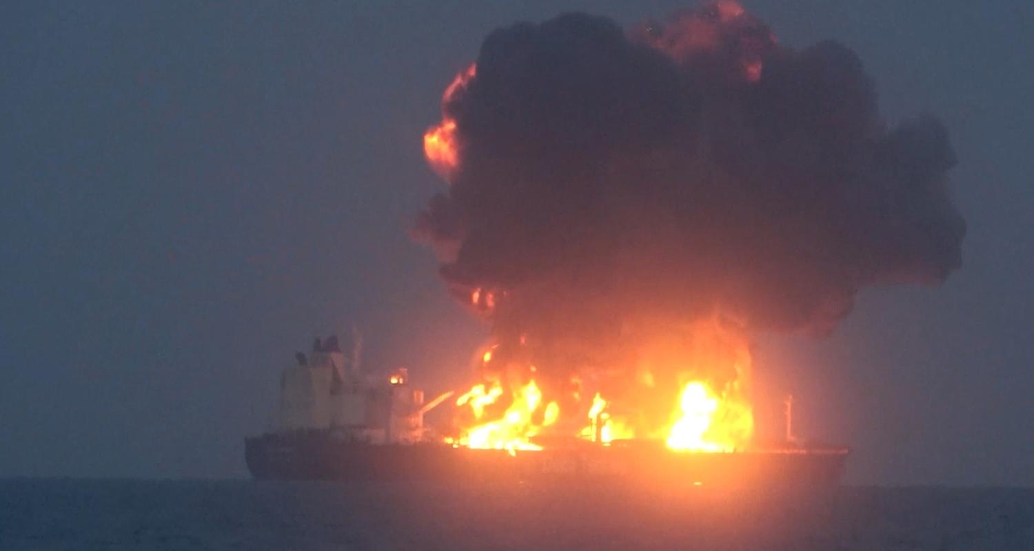 Flammen und Rauch steigen vom Tanker "Sounion" empor, nachdem er im Roten Meer beschossen wurde.