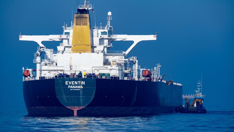 Archiv: Blick auf den Tanker "Eventin" vor der Küste der Insel Rügen.