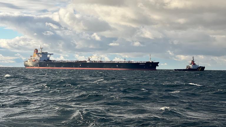 Ein großer Öltanker fährt über die Ostsee nahe Rügen