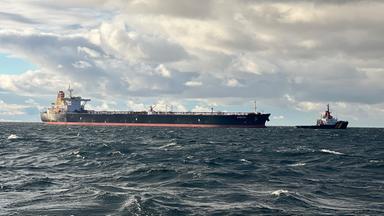 Manövrierunfähigen Öltanker «Eventin» vor Rügen