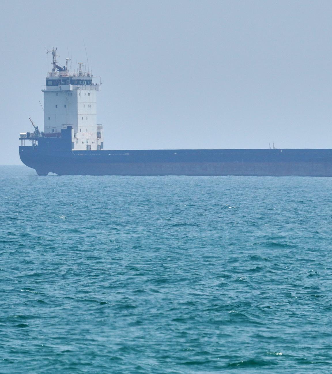 Ein Tanker liegt in der Straße von Hormus