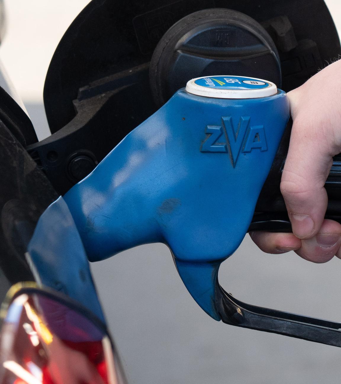 Eine Person tankt ein Auto an einer Tankstelle in Wasserbillig (Luxemburg). (Archiv)