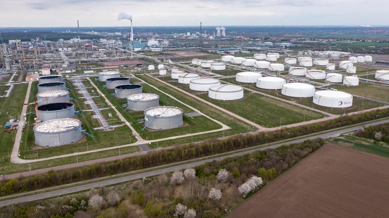 Sachsen-Anhalt, Leuna: Hinter einem Tanklager ragen die Anlagen der Total-Raffinerie und des Chemieparks in die Höhe