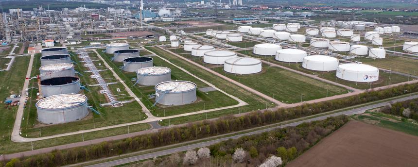 Sachsen-Anhalt, Leuna: Hinter einem Tanklager ragen die Anlagen der Total-Raffinerie und des Chemieparks in die Höhe