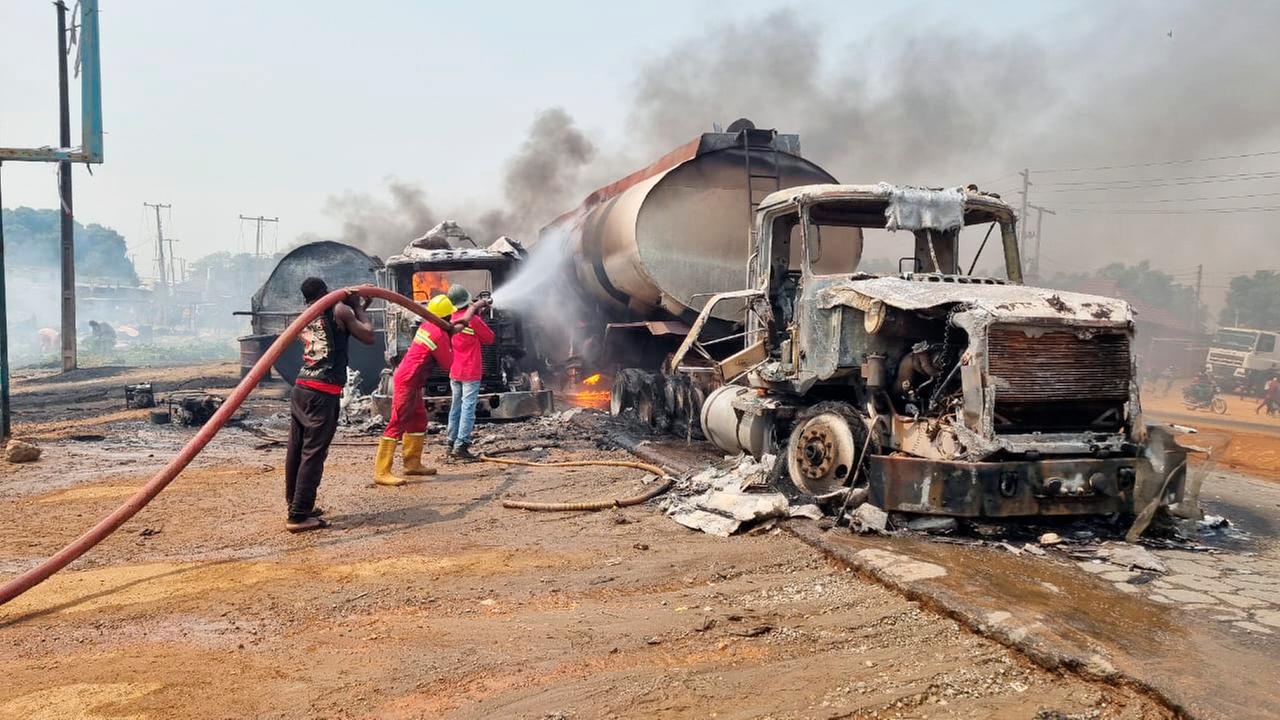 Feuerwehrleute löschen das Feuer eines Benzintankwagens, der in Suleja explodiert ist.