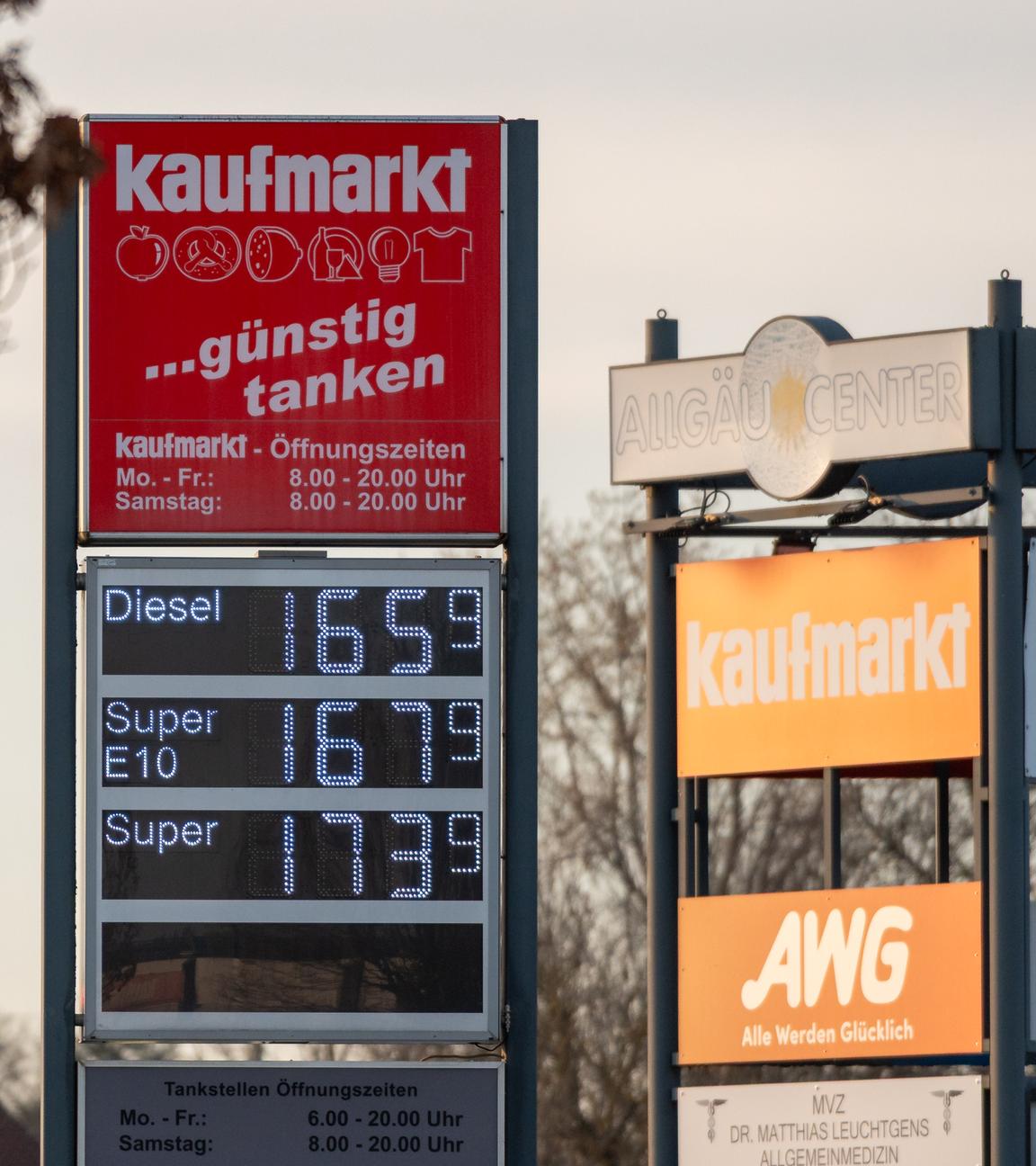 Ein Preisanzeiger einer Tankstelle in Bayern.