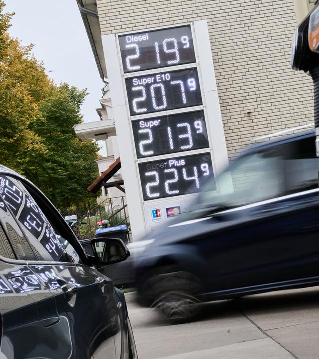 Symbolbild: Kraftstoffpreise stehen auf der Preistafel einer Tankstelle. 