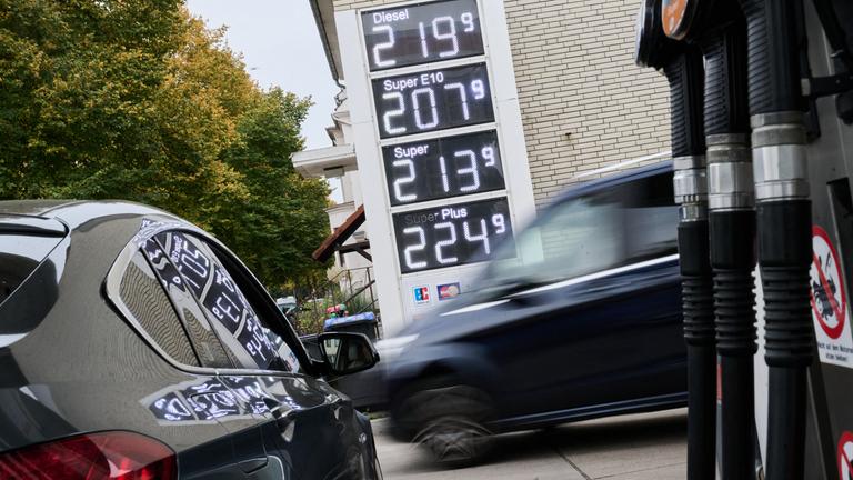 Symbolbild: Kraftstoffpreise stehen auf der Preistafel einer Tankstelle. 