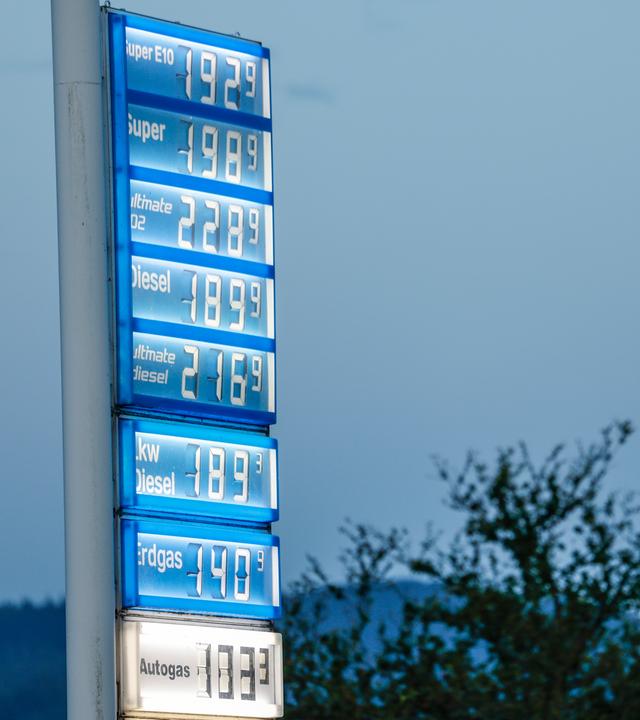 Nordrhein-Westfalen, Königswinter: Preise für Kraftstoffe sind an einer Tankstelle am frühen Morgen angezeigt