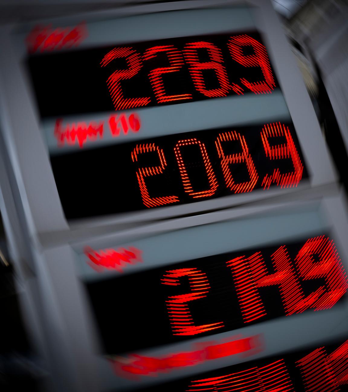 München: Benzinpreise werden an der Anzeigetafel einer Tankstelle in der bayerischen Landeshauptstadt angezeigt.