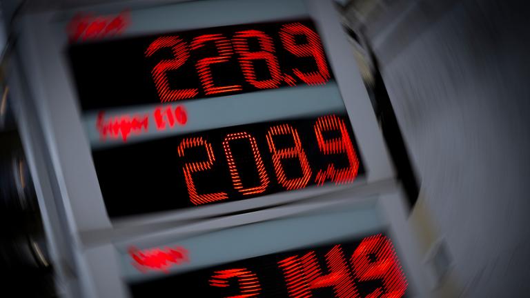 München: Benzinpreise werden an der Anzeigetafel einer Tankstelle in der bayerischen Landeshauptstadt angezeigt.