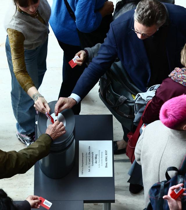 Abgeordnete geben bei der namentlichen Abstimmung im Bundestag über den Tankrabatt und die Senkung der Energiesteuer ihre Stimmen ab.