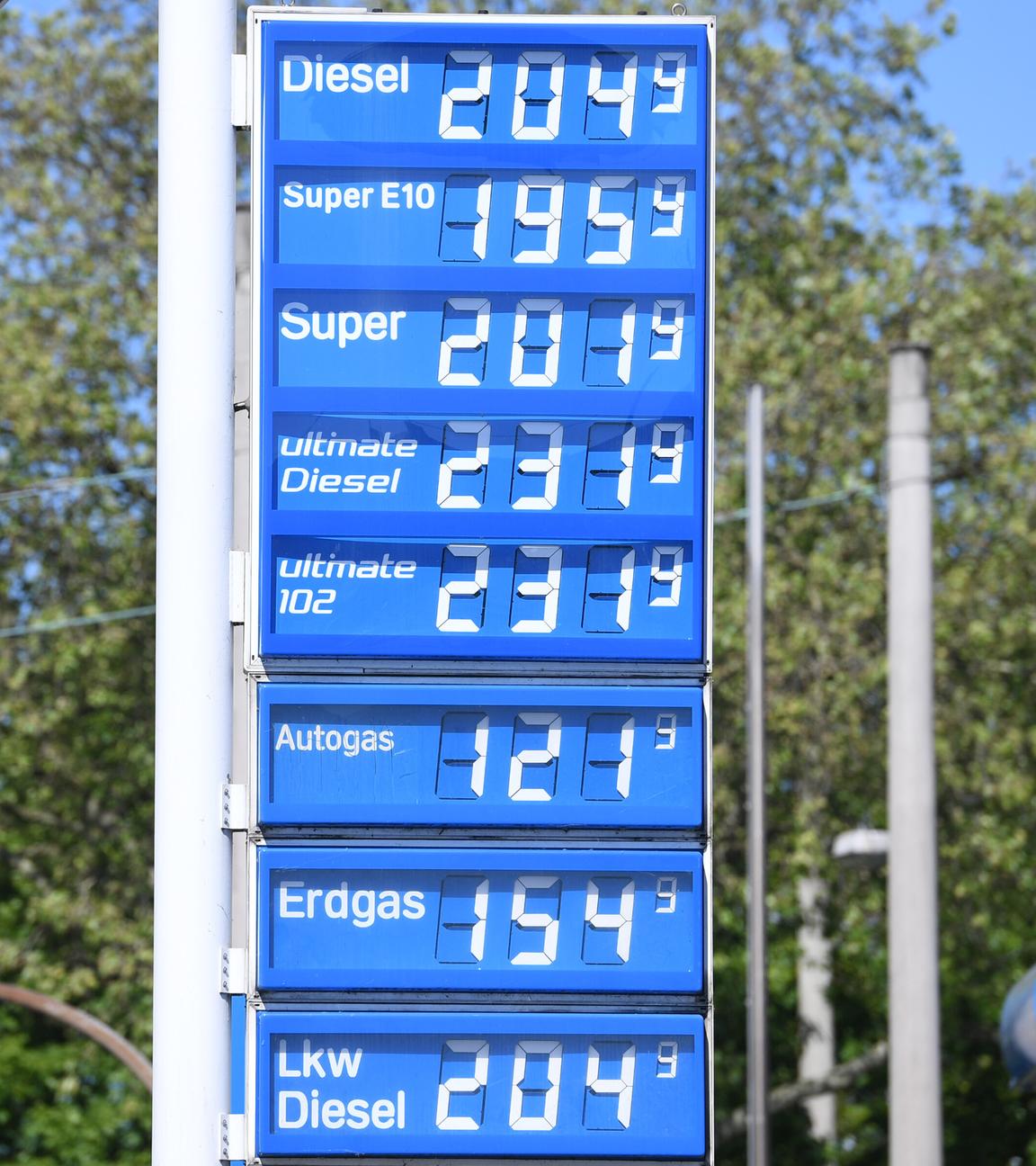 Eine Tafel vor einer Tankstelle zeigt die Spritpreise an.