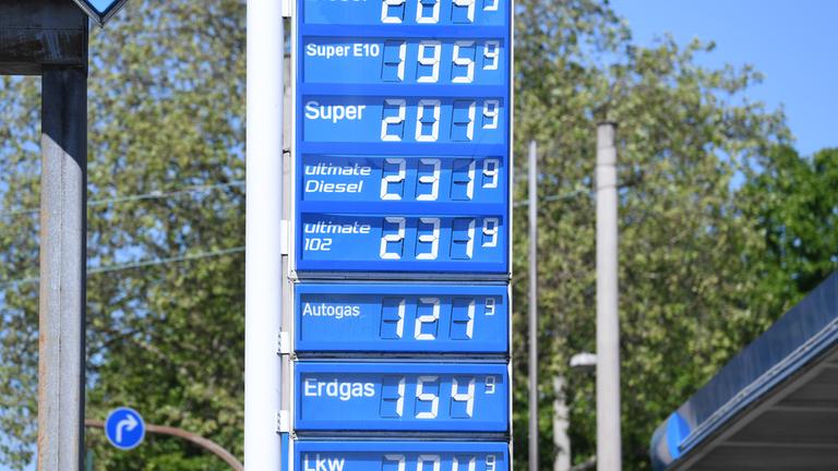Eine Tafel vor einer Tankstelle zeigt die Spritpreise an.