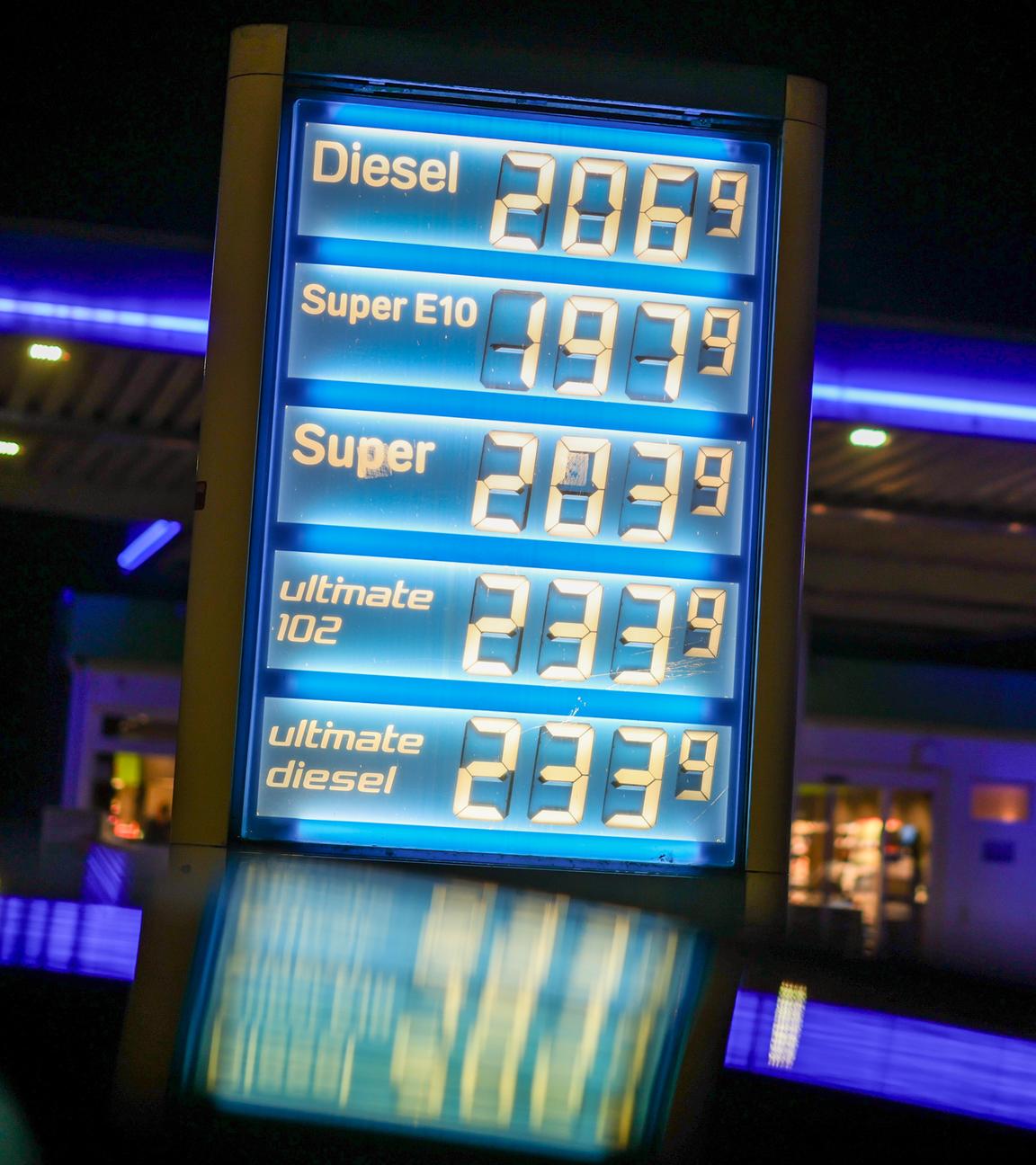 Der Monolith einer Tankstelle zeigt die Spritpreise um 00.03 Uhr am 01.05.2026 nach der Spritpreis-Senkung. 