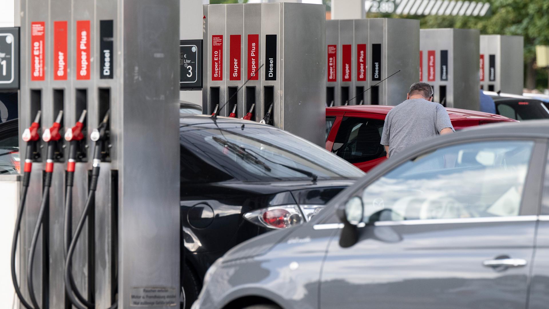 Andrang an einer Tankstelle