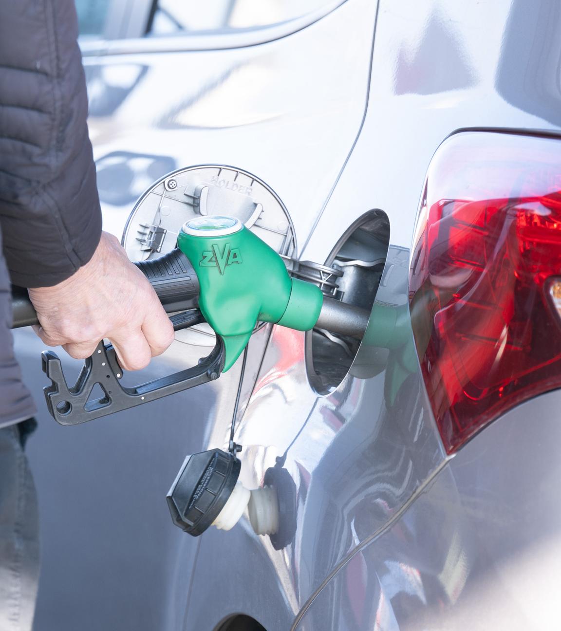 Symbolbild: Ein Autofahrer betankt an einer Tankstelle ein Auto.