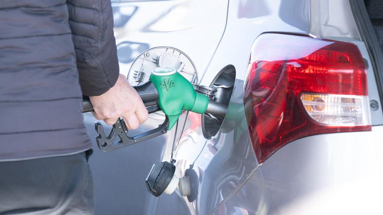 Symbolbild: Ein Autofahrer betankt an einer Tankstelle ein Auto.