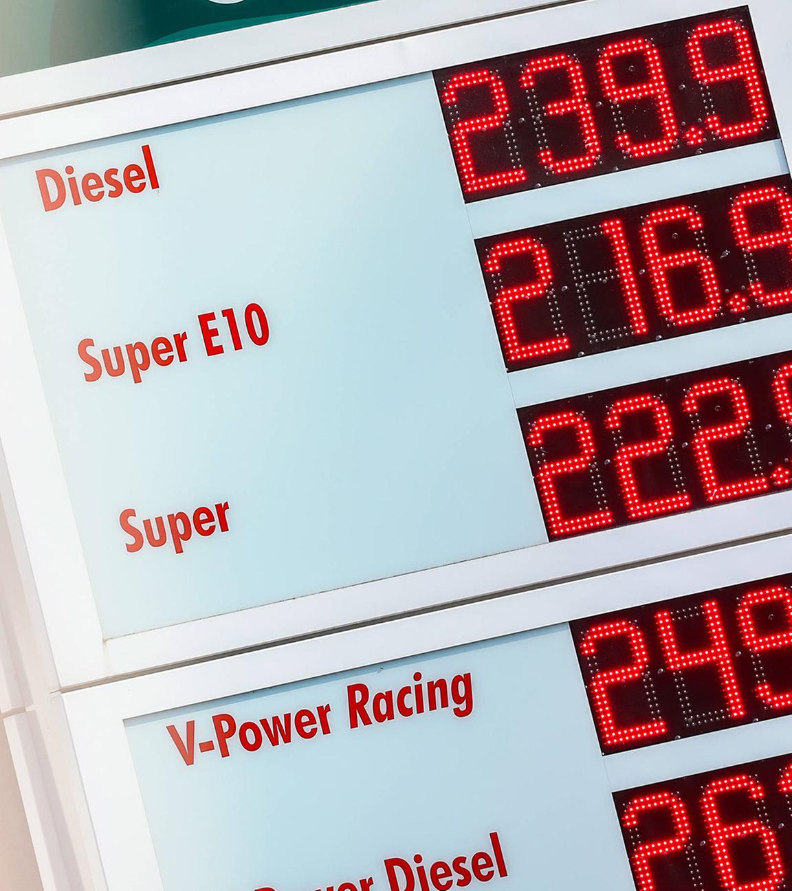 Die Preisanzeige einer Tankstelle in Siegen am 09.04.2026.