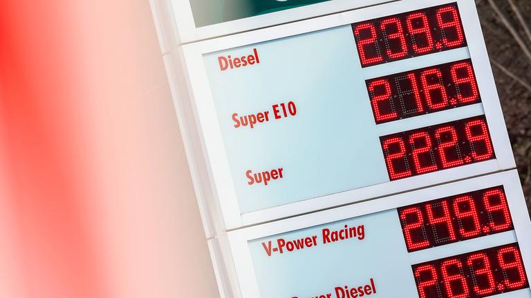 Die Preisanzeige einer Tankstelle in Siegen am 09.04.2026.